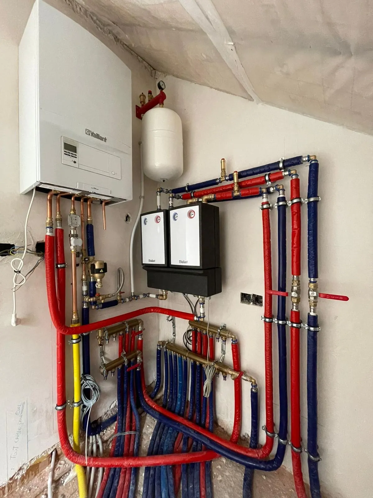 Nieuw geplaatste gascondensatieketel met koperen aansluitingen en collectoren, werk van HS Concept in Aalst