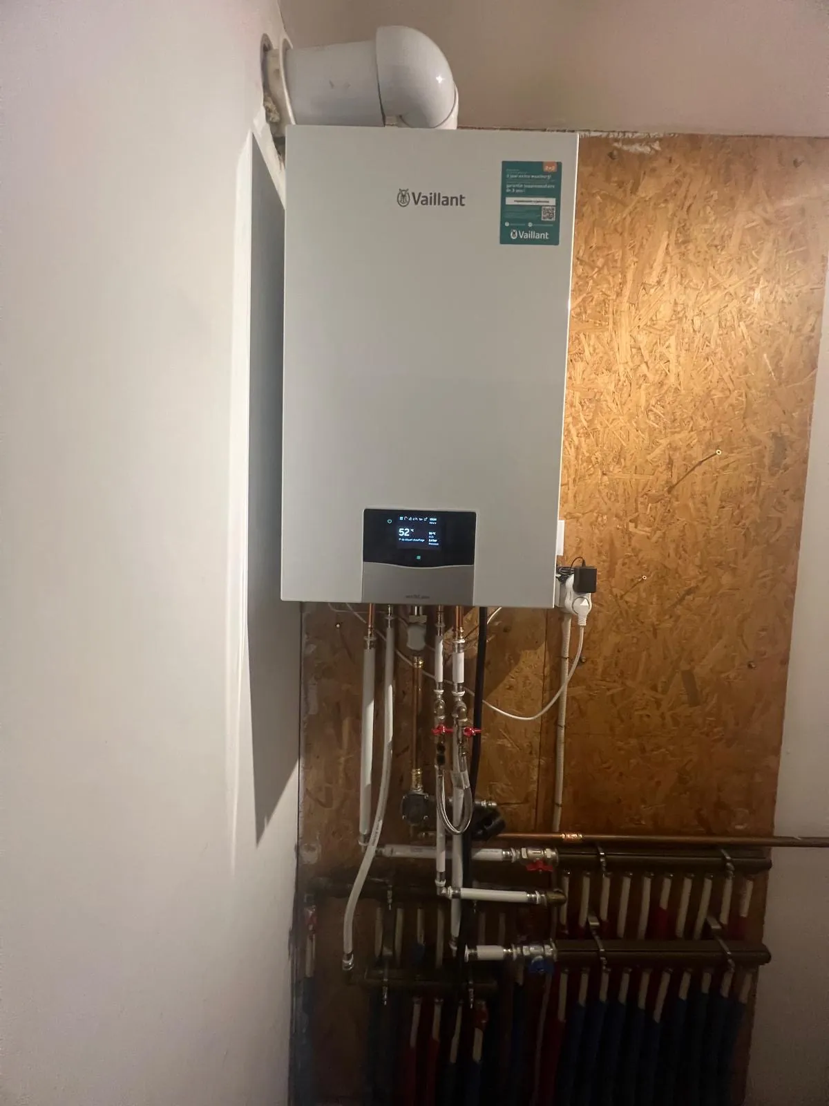 Nieuwe gascondensatieketel in werking met digitale regeling, geplaatst en in dienst gesteld door HS Concept in Aalst