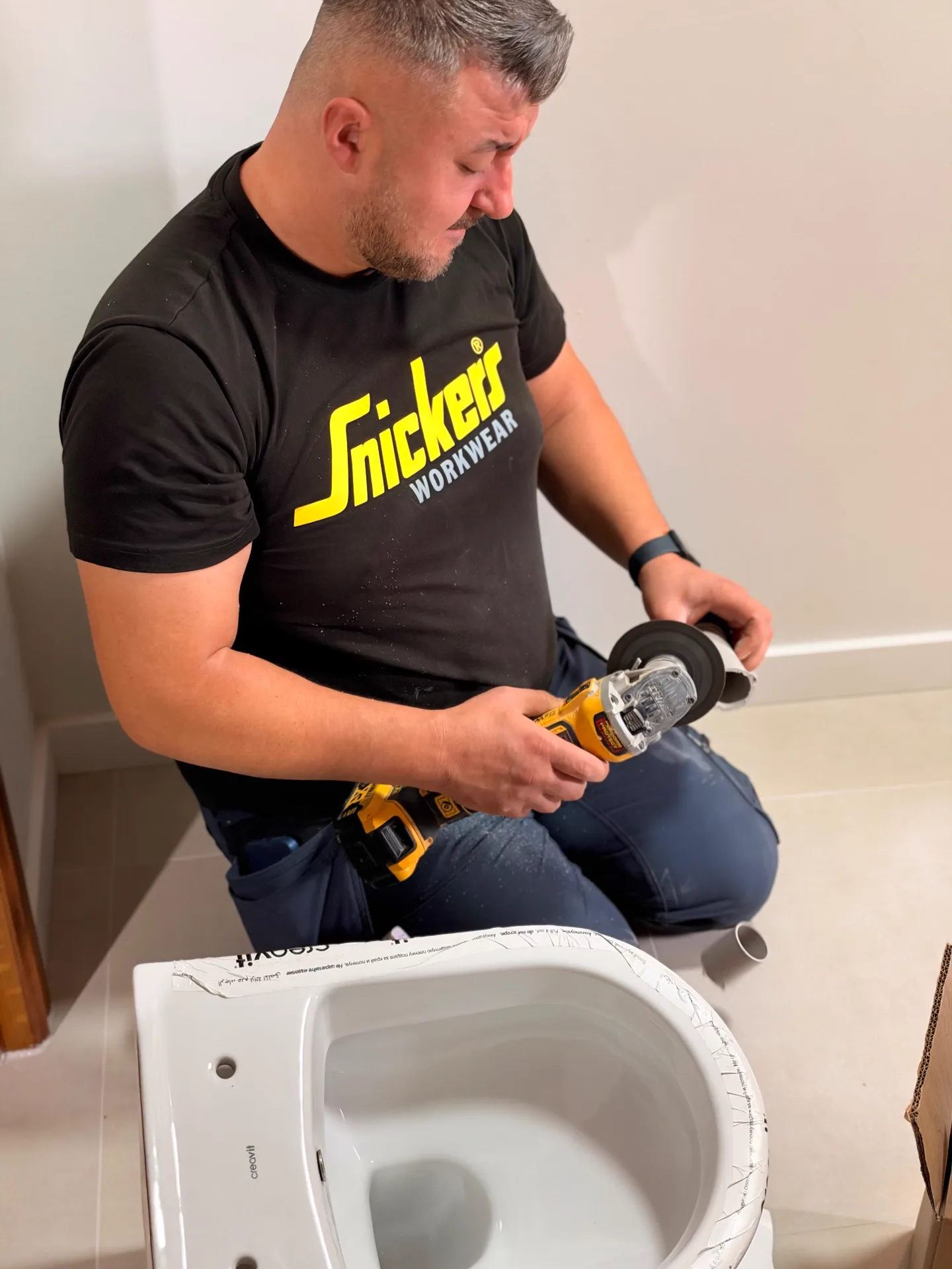 Vakman van HS Concept bereidt een toilet voor tijdens de plaatsing