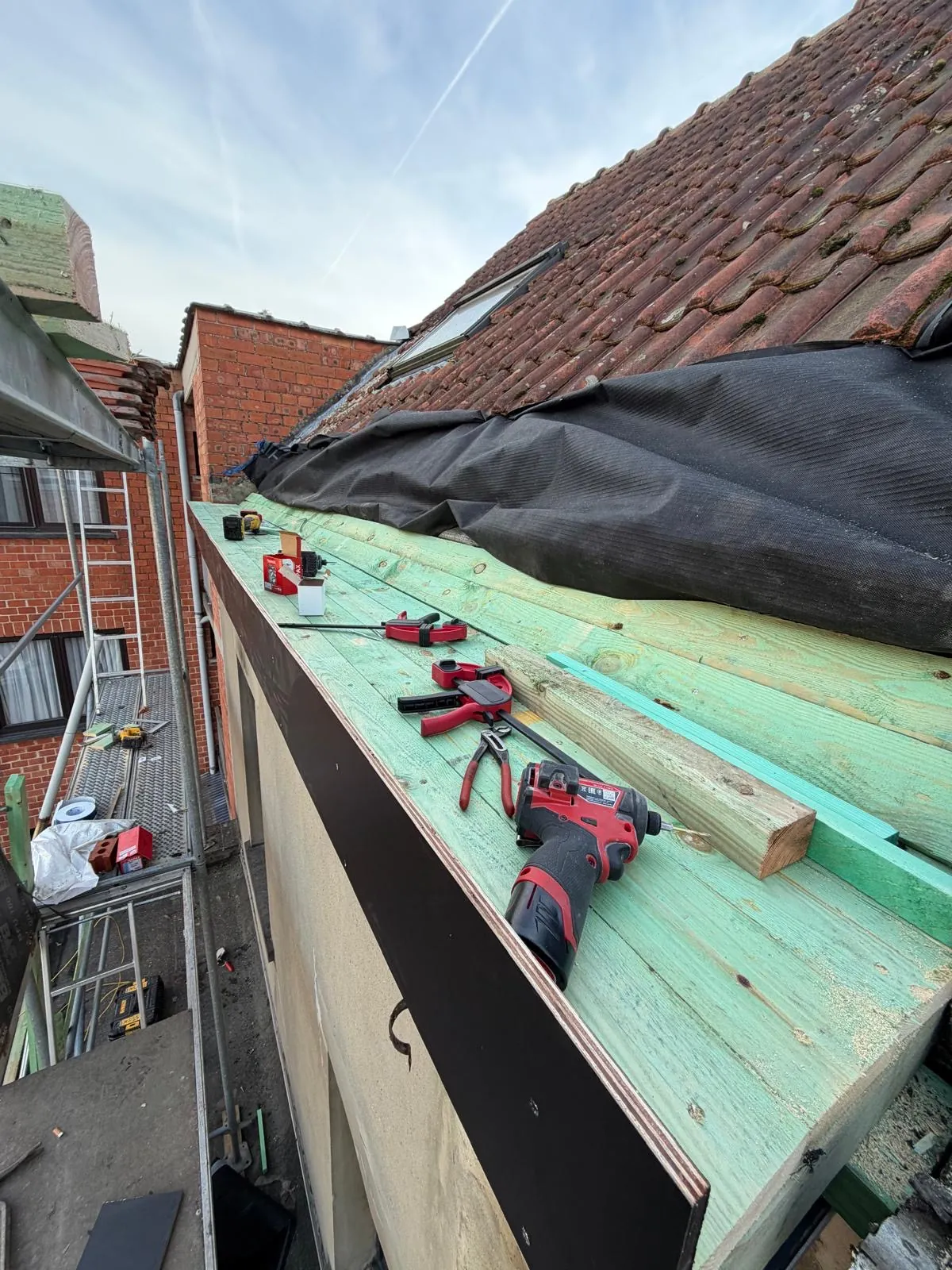Nieuwe houten onderconstructie voor een bakgoot tijdens dakgootwerken in Aalst