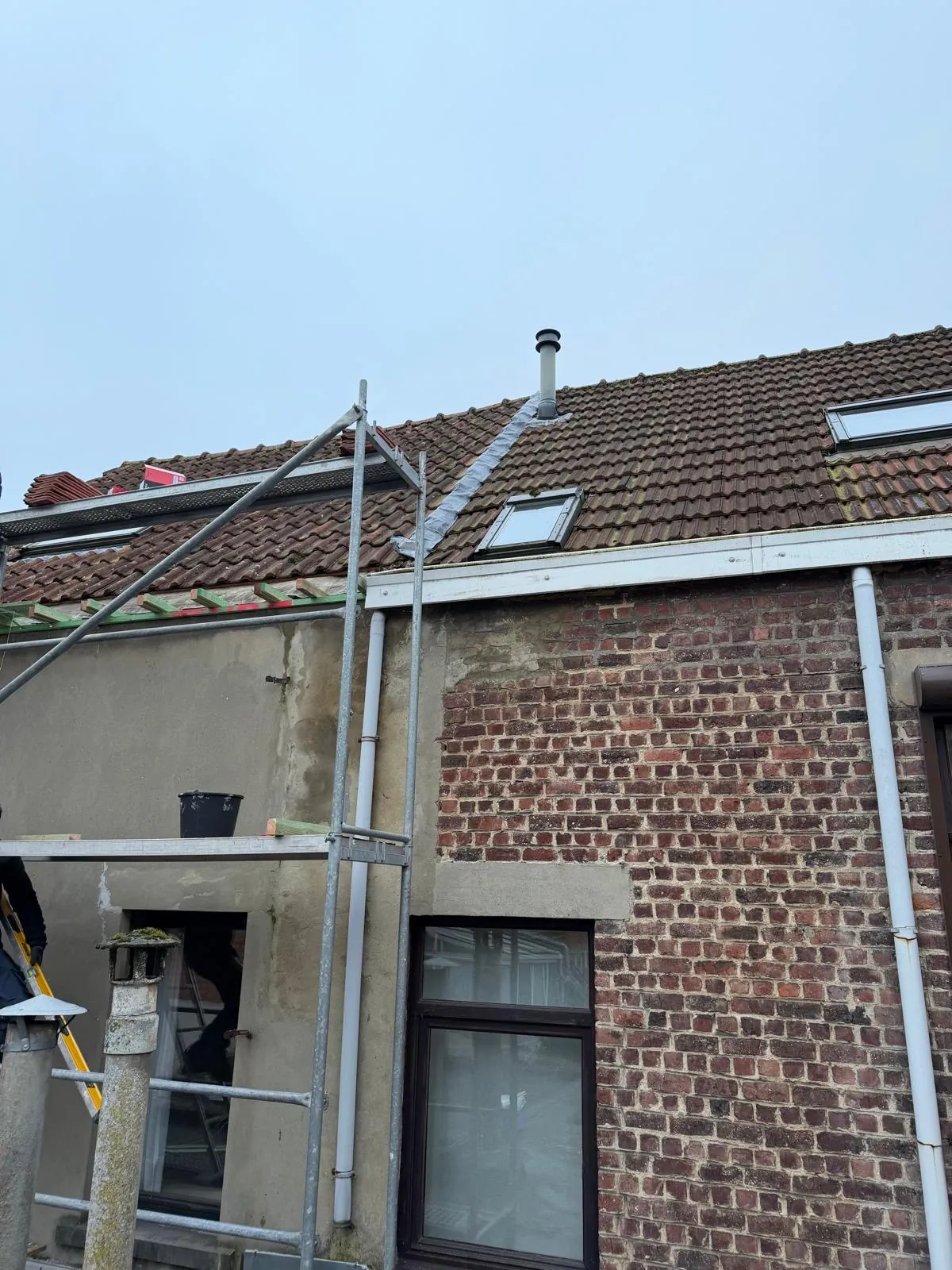 Nieuwe zinken dakgoot geplaatst door HS Concept in Aalst