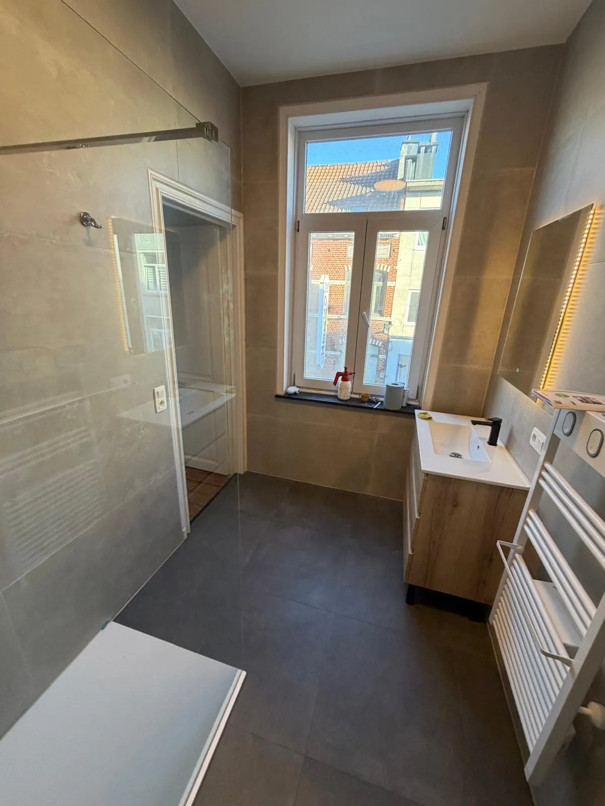 Smalle badkamer met inloopdouche, meubel en spiegel met verlichting, gerenoveerd door HS Concept in Aalst