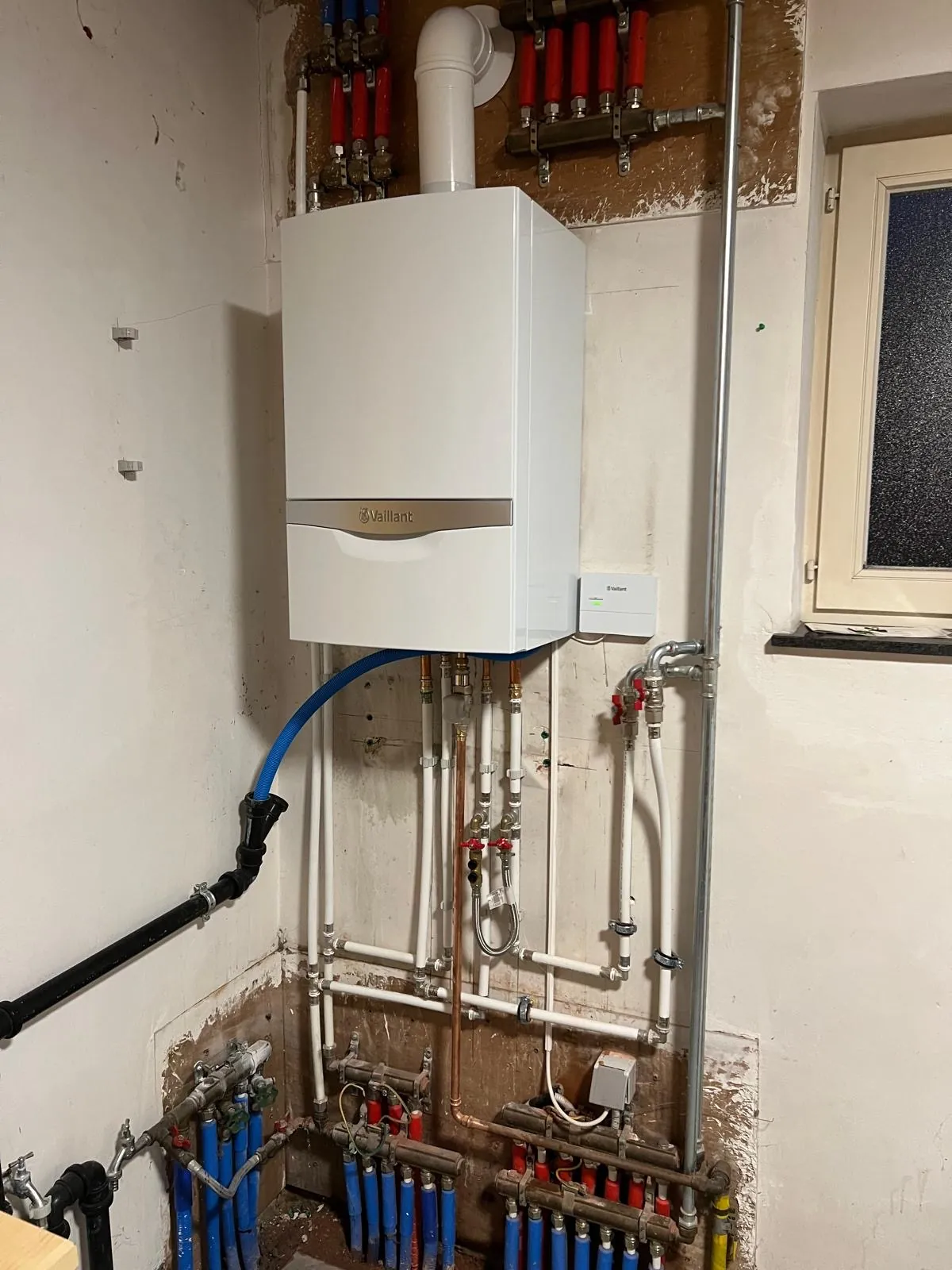 Gascondensatieketel in een kelder, aangesloten op de bestaande verdelers en leidingen, geplaatst door HS Concept in Aalst