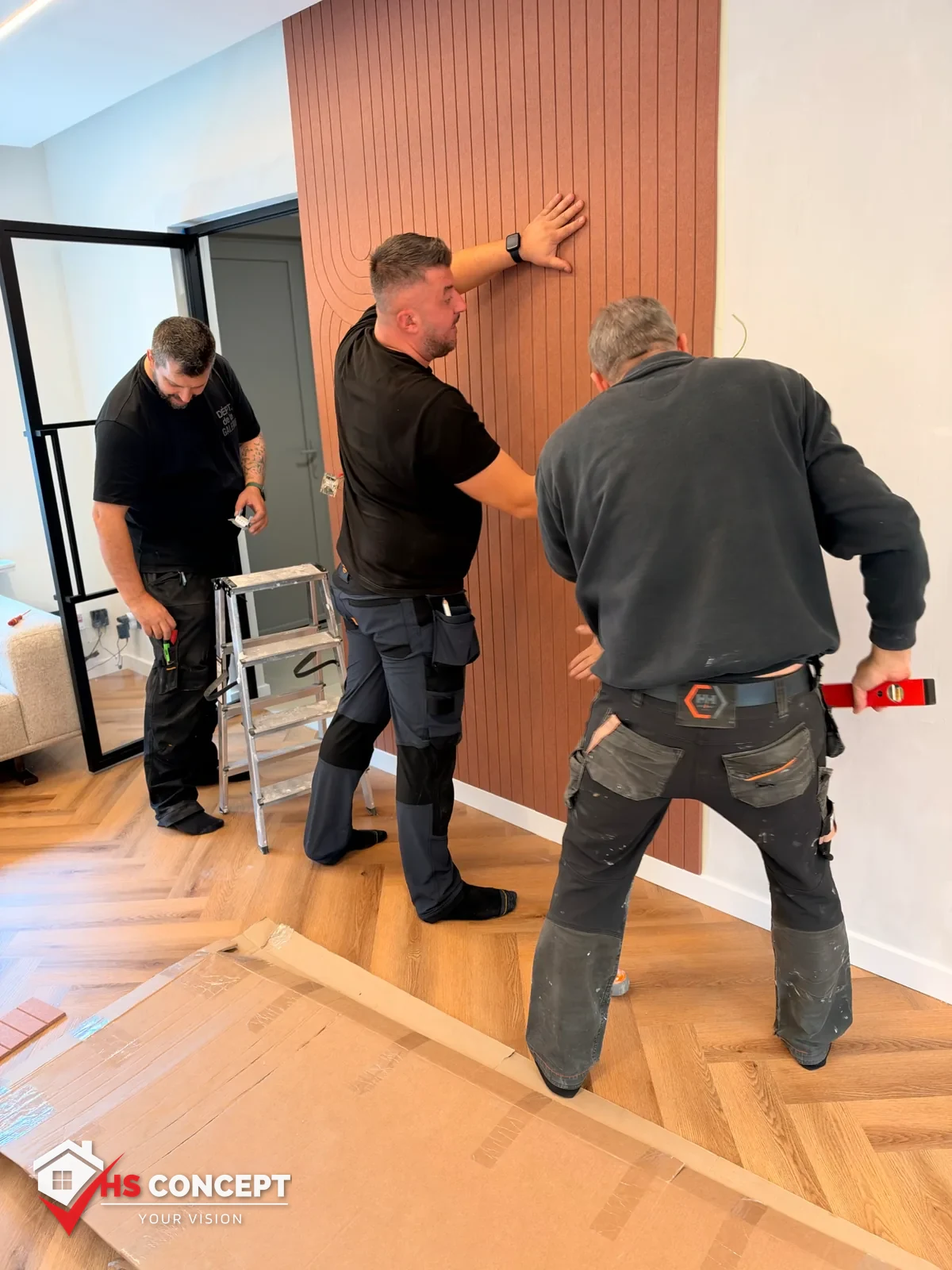 Team aan het werk bij de plaatsing van decoratieve wandpanelen