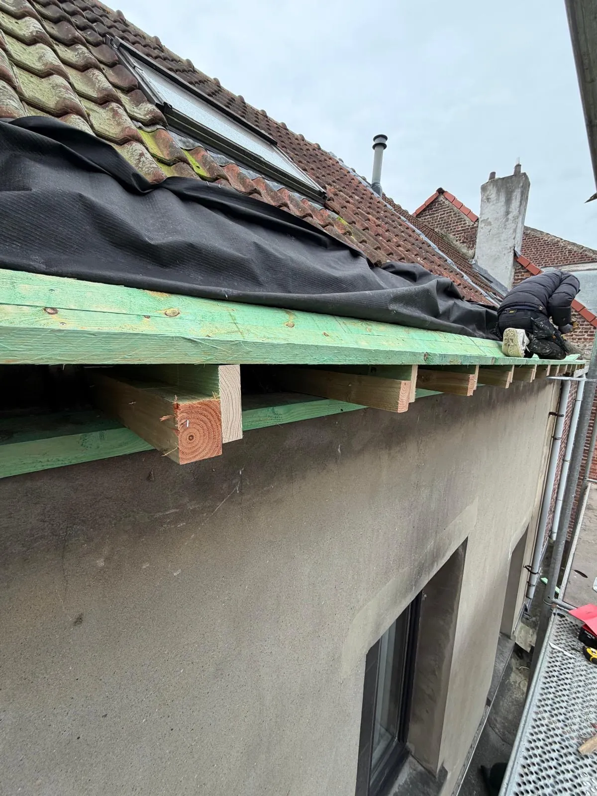 Draagconstructie met gootklossen klaar voor het plaatsen van de nieuwe dakgoot in Aalst