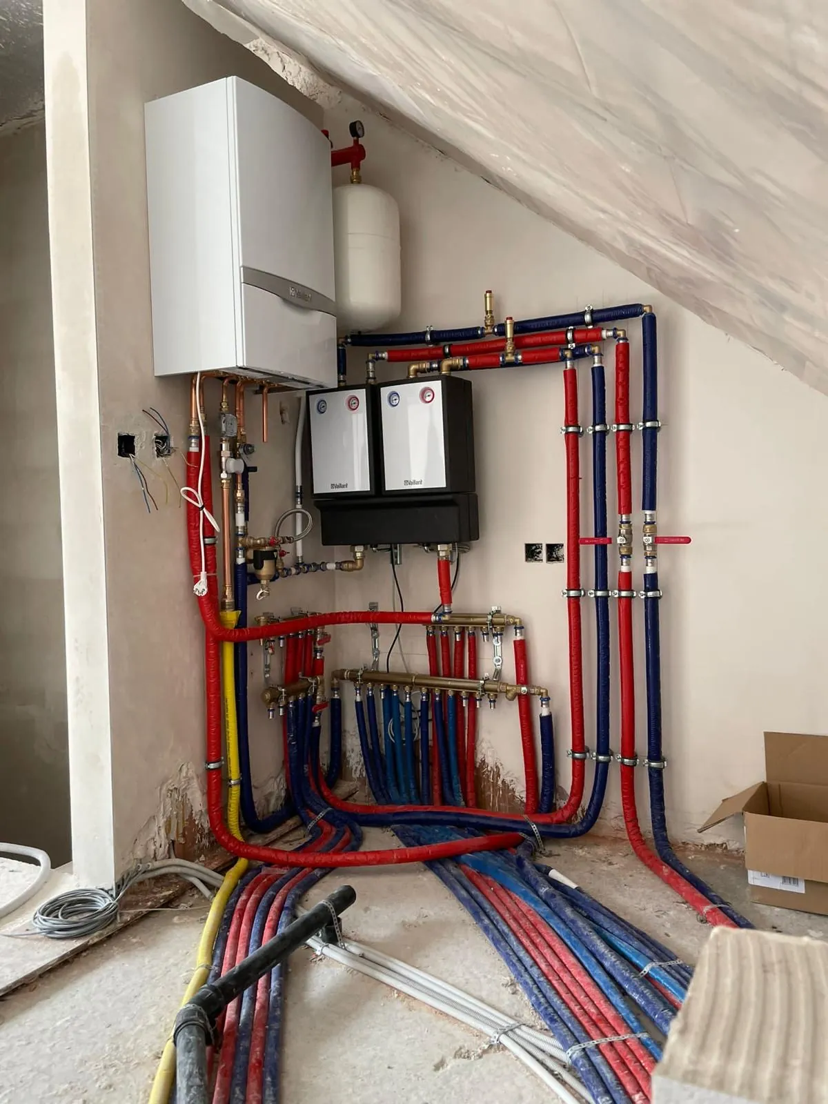 Stookplaats met gasketel, expansievat en collectoren voor verwarming, geplaatst door HS Concept in Aalst