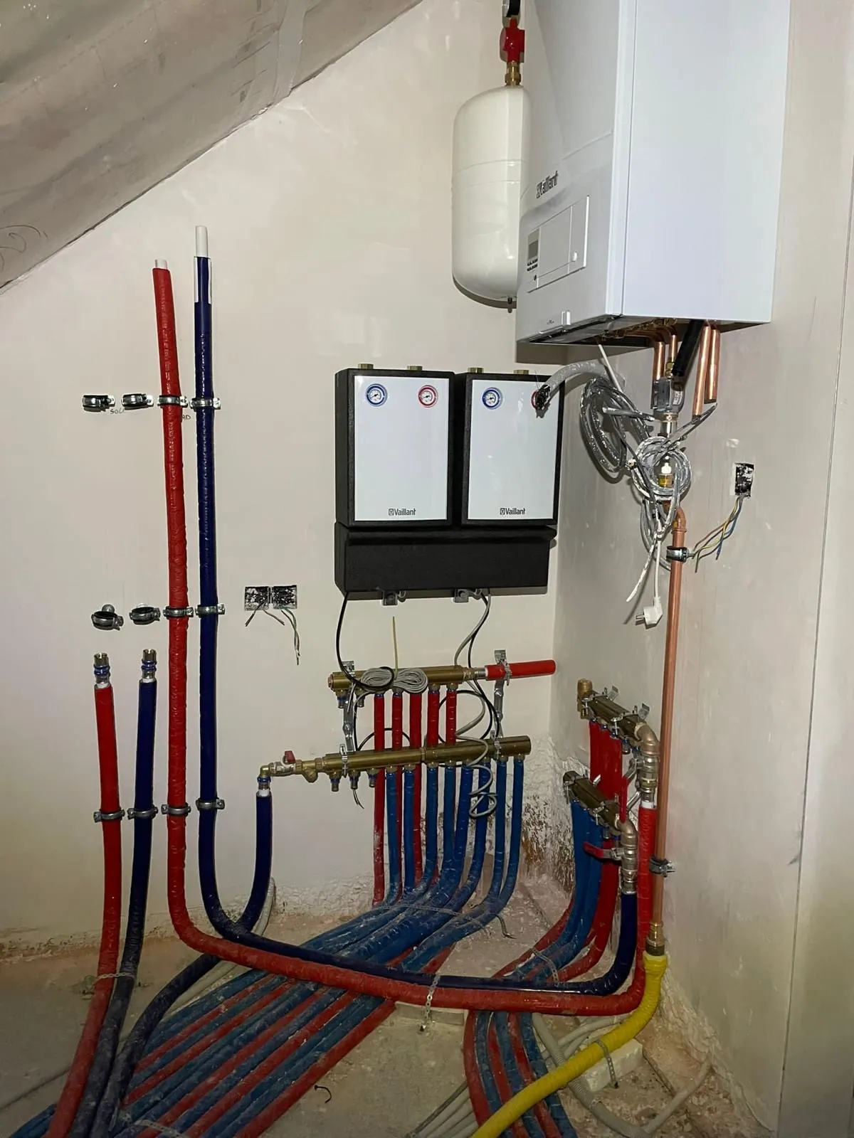 Verwarmingskringen op collectoren onder een gasketel, aangelegd door HS Concept, chauffagist in Aalst