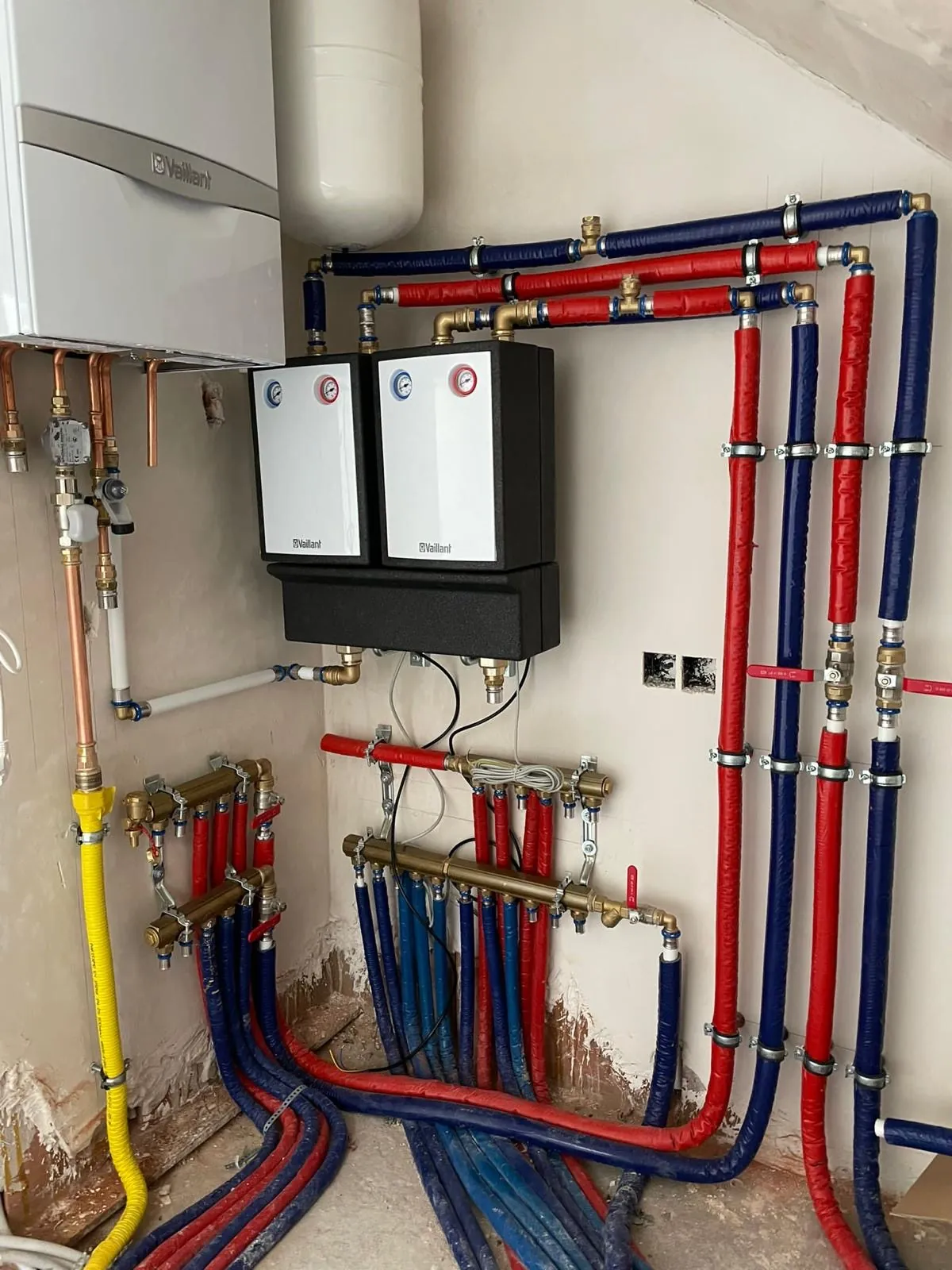 Gasketel met boiler en twee verwarmingskringen op collectoren, installatie door HS Concept in Aalst