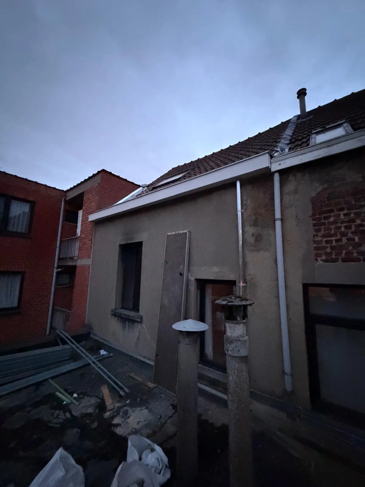 Nieuwe dakgoot en hemelwaterafvoer over de volledige gevelbreedte in Aalst