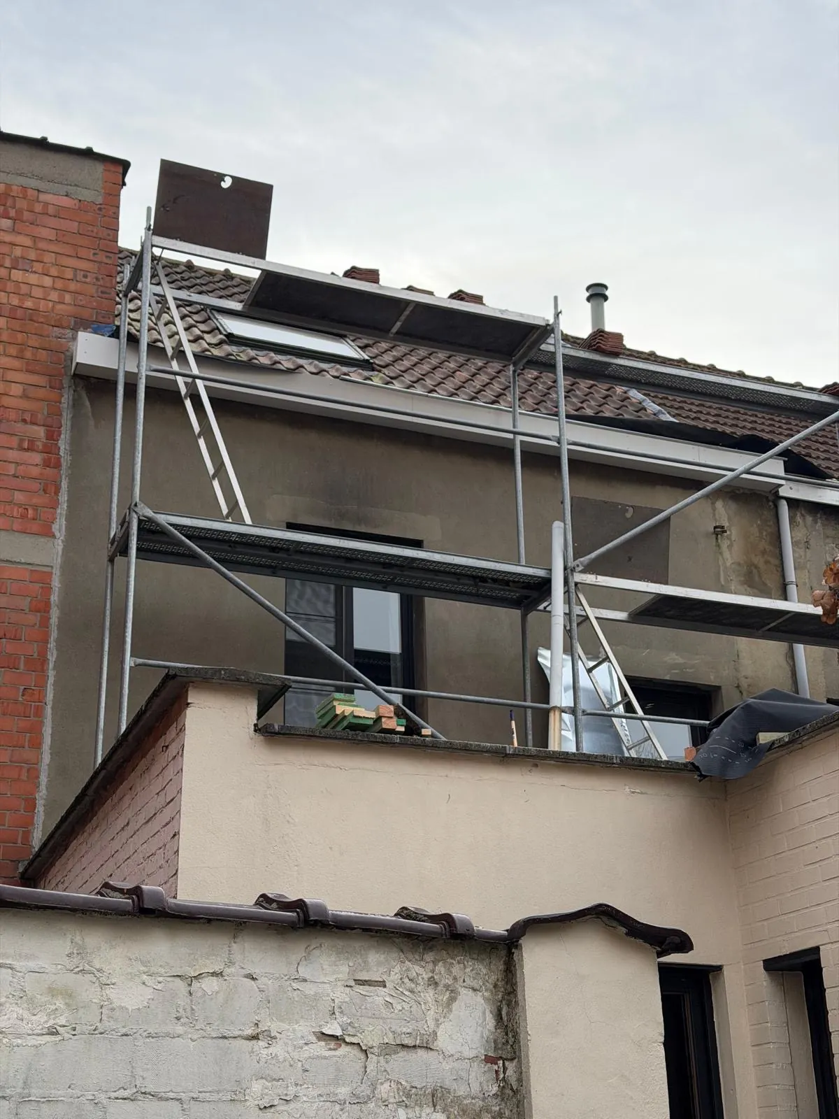Stelling langs de gevel voor het vernieuwen van een dakgoot door HS Concept in Aalst